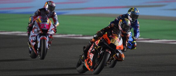 Motorsport, MotoGP, Brad Binder v popředí při Velké ceně Kataru, Lusail