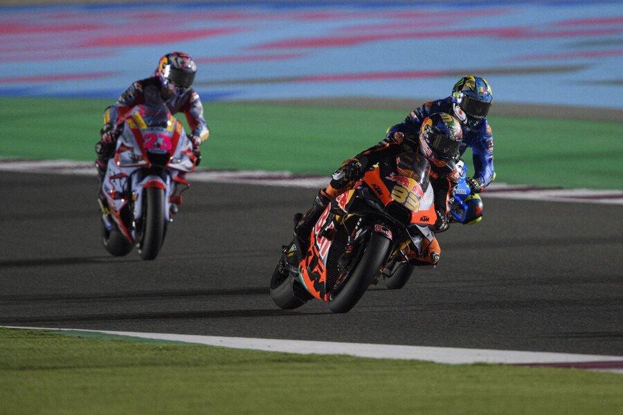 Motorsport, MotoGP, Brad Binder v popředí při Velké ceně Kataru, Lusail