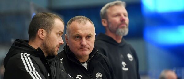 Hlavní trenér Litívnova Robert Reichel (vpravo) se radí se svým asistentem Jakubem Petružálkem