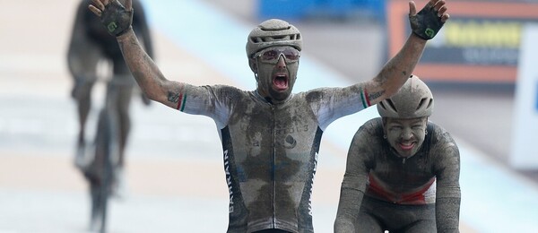 Sonny Colbrelli zvítězil v cyklistickém závodě Paříž Roubaix po památném závěru v roce 2021