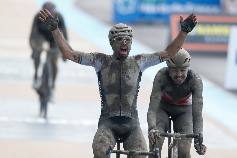 Sonny Colbrelli zvítězil v cyklistickém závodě Paříž Roubaix po památném závěru v roce 2021