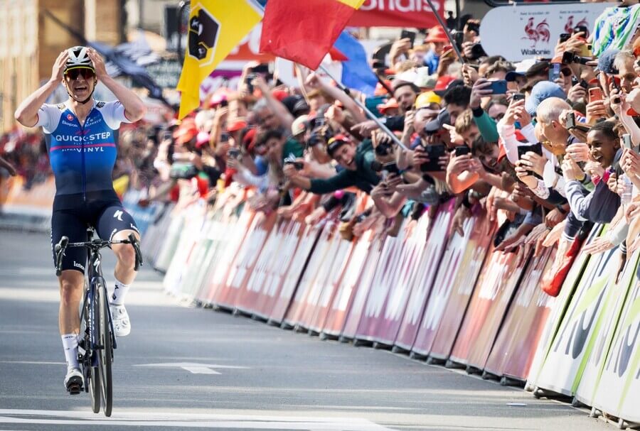 Remco Evenepoel vítězí v cyklistickém závodě Lutych Bastogne Lutych v roce 2022