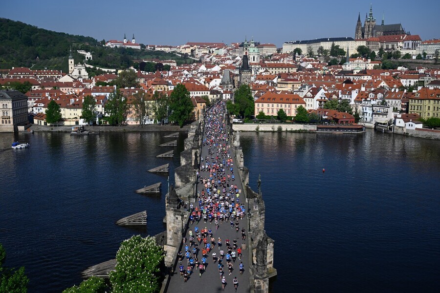 Silniční běh, RunCzech, Pražský maraton, Karlův most a pohled na Prahu