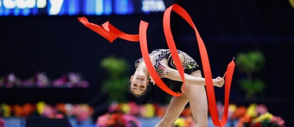 Moderní gymnastika, Sofia Raffaeli z Itálie při sestavě se stuhou na Grand Prix v Marbelle