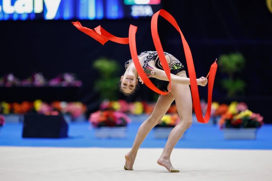 Moderní gymnastika, Sofia Raffaeli z Itálie při sestavě se stuhou na Grand Prix v Marbelle