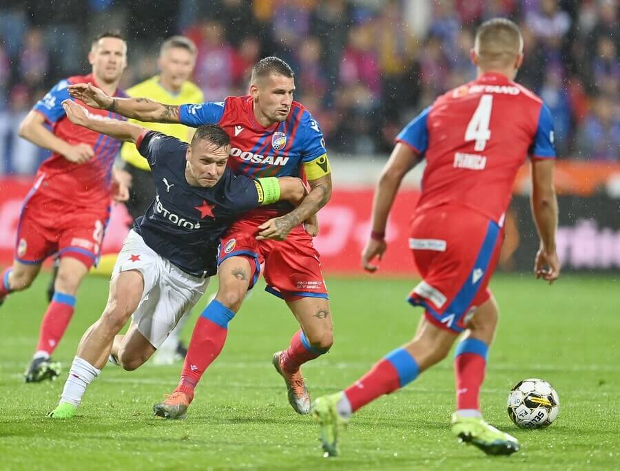 Stanislav Tecl v souboji s Lukášem Hejdou. Kdo bude mít navrch dnes? Sledujte fotbal Slavia vs. Plzeň od 18:00 živě na Fortuna TV.