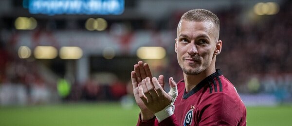 Lukáš Haraslín děkuje fanouškům po derby se Slavií