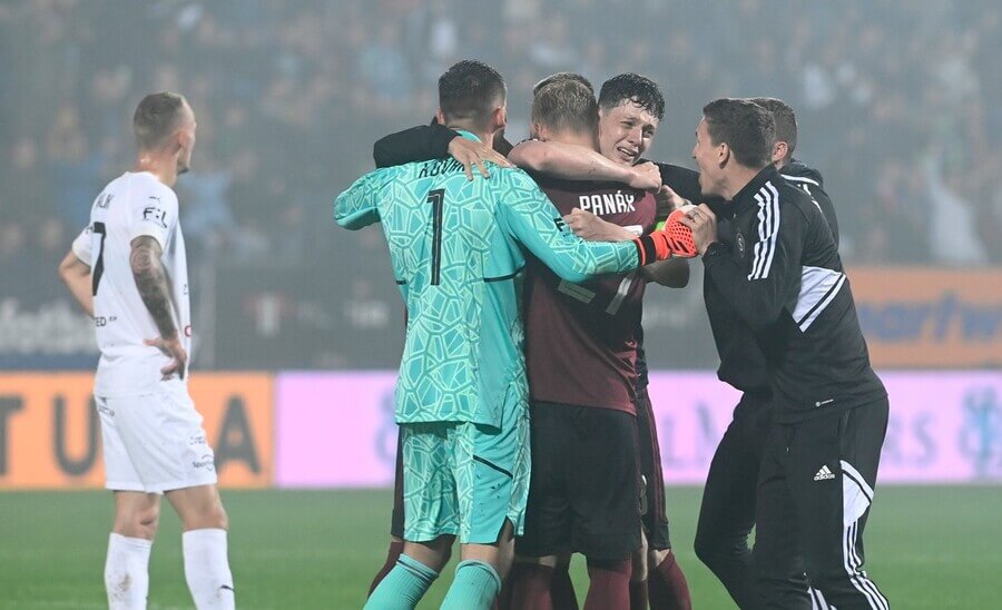 Fotbalisté Sparty se radují ze zisku titulu