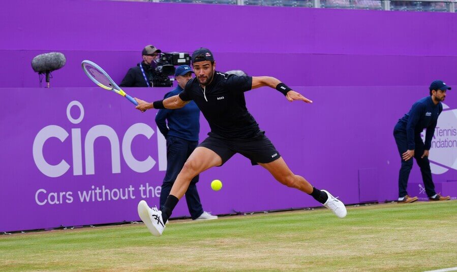 Tenis, ATP, Matteo Berrettini během finále turnaje v Queen's Clubu, Londýn, tráva