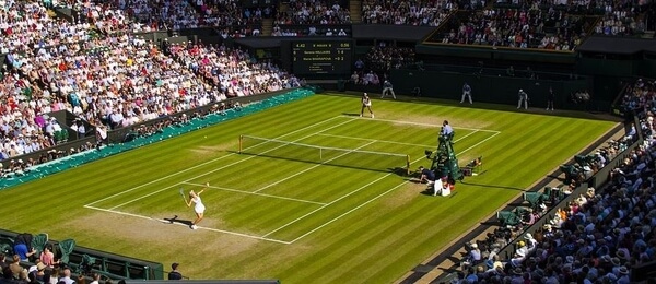 Tenisový Wimbledon je turnaj plný tradic, hraje se na trávě