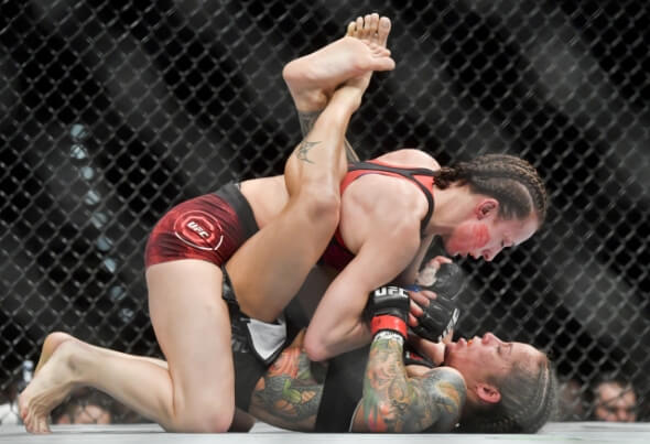 Lucie Pudilová v zápase na UFC Prague