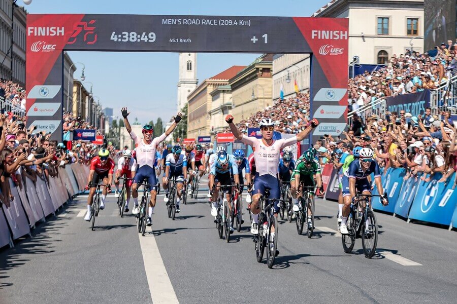 Cyklistika, Mistrovství Evropy, Fabio Jakobsen z Nizozemska se raduje z vítězství na ME v Mnichově