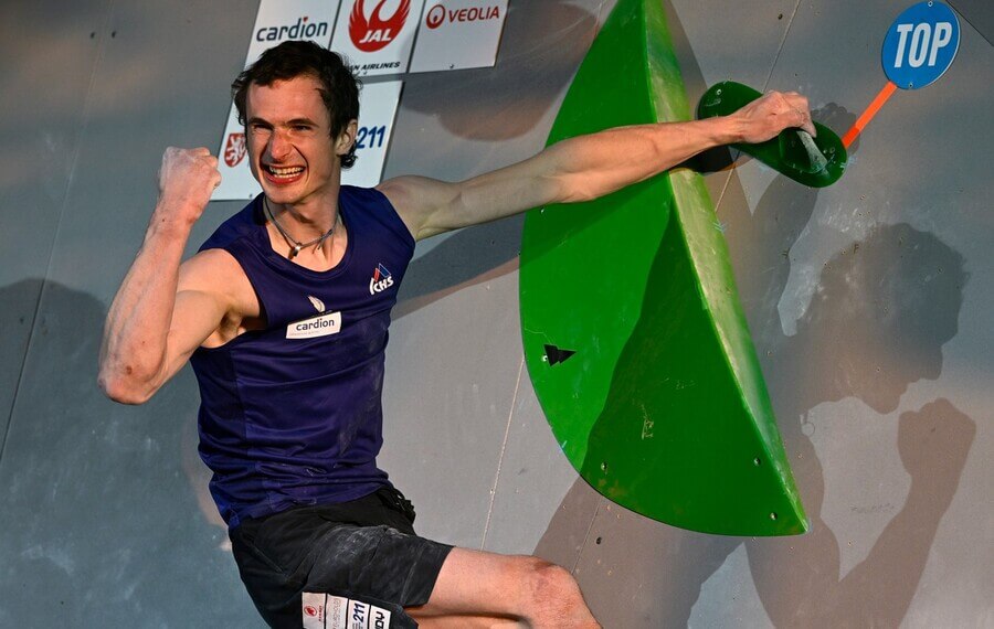Sportovní lezení, Adam Ondra oslavuje dosažení topu při SP v boulderingu v Praze