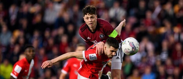 Ladislav Krejčí a David Jurásek bojují o míč ve finále MOL Cupu