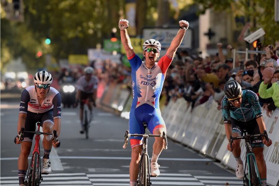 Arnaud Démare vítězí v cyklistickém závodě Paříž–Tours v roce 2021 - Profimedia