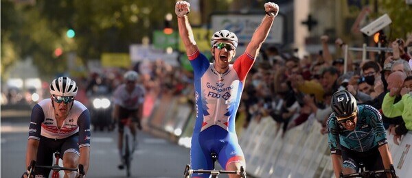 Arnaud Démare vítězí v cyklistickém závodě Paříž–Tours v roce 2021 - Profimedia