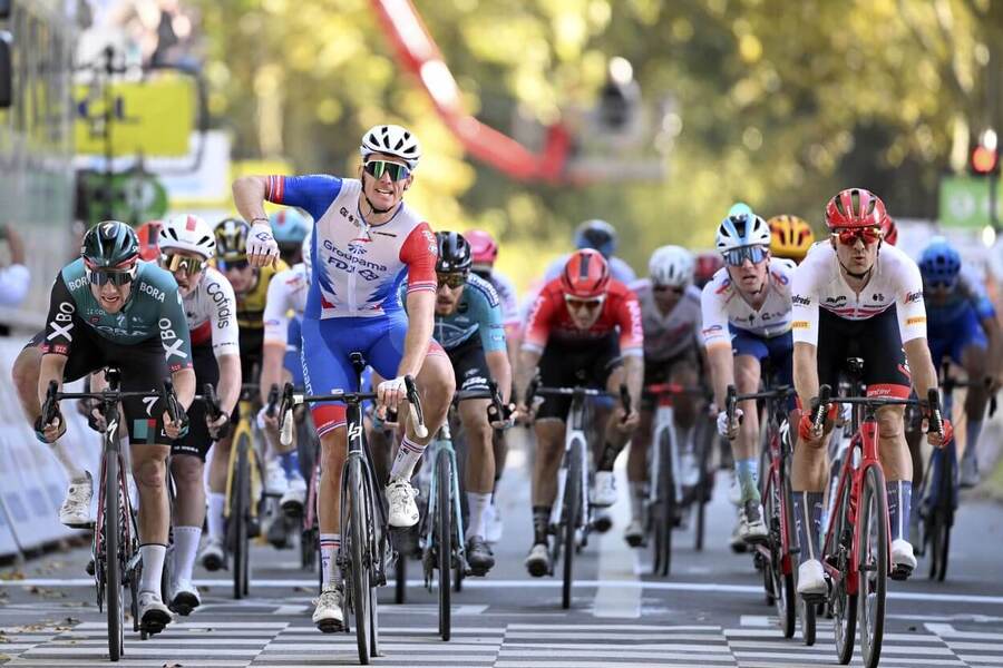 Cyklistika, UCI Pro Tour, Arnaud Démare se raduje po hromadném dojezdu závodu Paris - Tours
