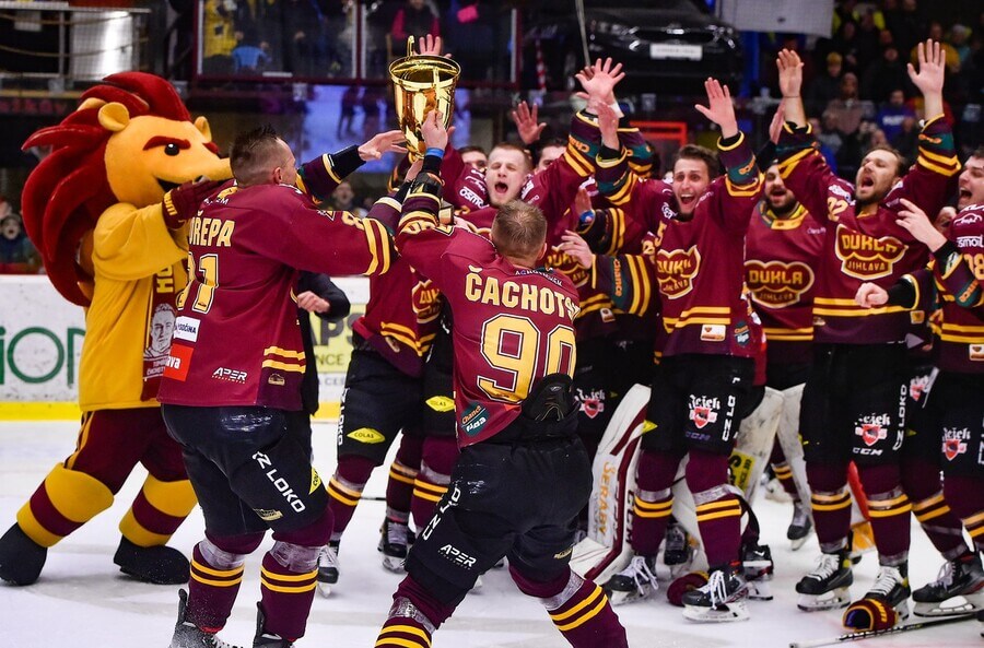 Hokejisté HC Dukla Jihlava s pohárem pro vítěze playoff první hokejové Chance ligy - Chance liga play off informace, výsledky, program