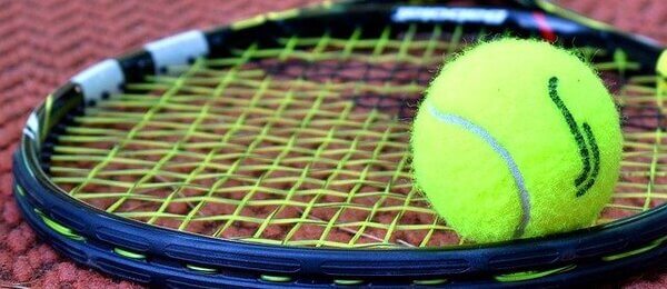 Tenis - raketa s míčkem - Pixabay