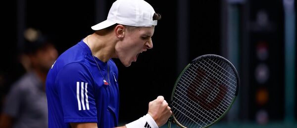 Tenis, Davis Cup - Davisův pohár 2023, Jakub Menšík během skupinového zápasu se Srbskem