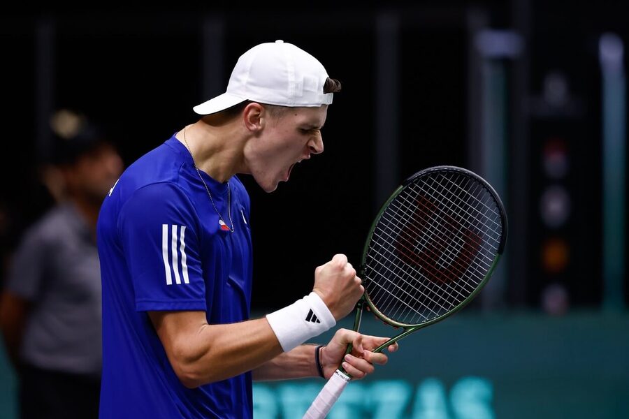 Tenis, Davis Cup - Davisův pohár 2023, Jakub Menšík během skupinového zápasu se Srbskem