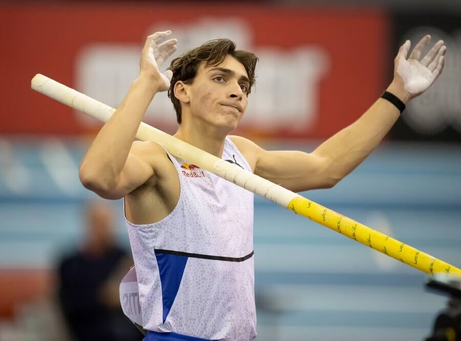 Atletika, tyčkař Armand Mondo Duplantis ze Švédska při závodě WAIT v Birminghamu