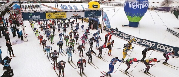 Dálkové běhy na lyžích Ski Classics, start závodu Marcialonga v Itálii, Trentino