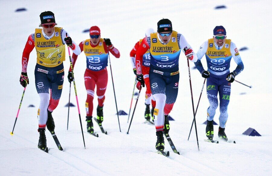 Běh na lyžích, FIS Tour de Ski v Oberstdorfu, v popředí Johannes Hoesflot Klaebo a Erik Valnes