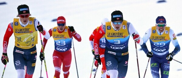 Běh na lyžích, FIS Tour de Ski v Oberstdorfu, v popředí Johannes Hoesflot Klaebo a Erik Valnes