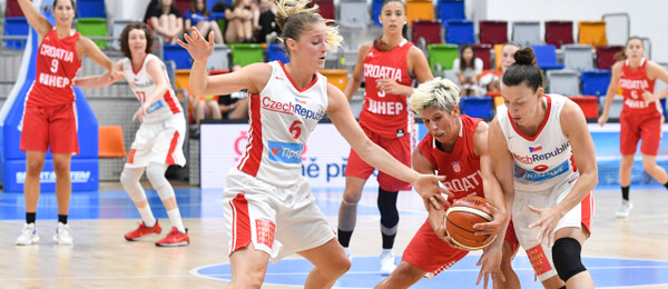 Basketbal, ženy, Karolína Elhotová, Lana Pačkovská, Lenka Bartáková - Zdroj ČTK, Kamaryt Michal