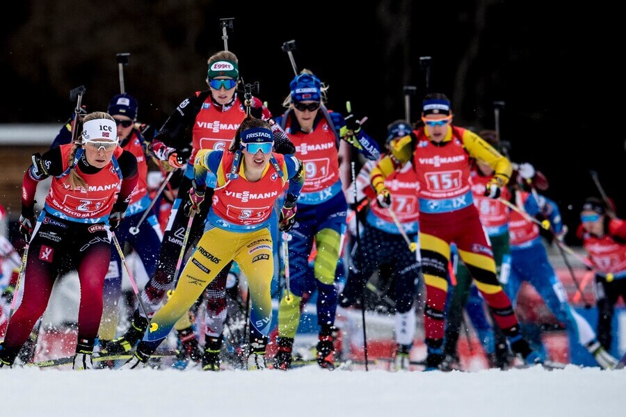 Biatlon, závodnice během Světového poháru v Novém Městě na Moravě v Česku