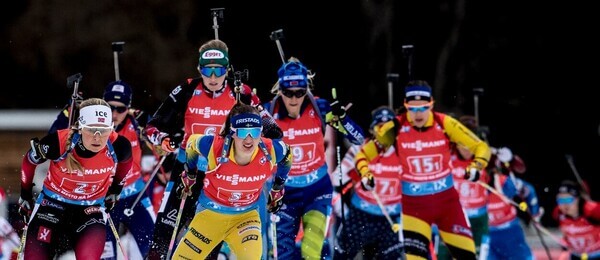 Biatlon, závodnice během Světového poháru v Novém Městě na Moravě v Česku