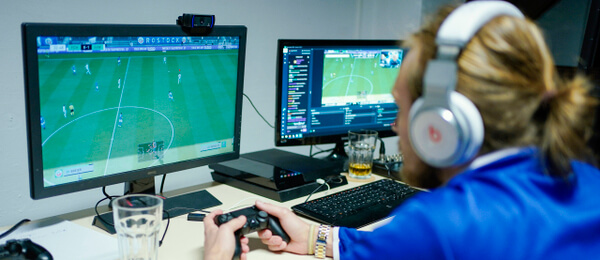 E-sporty, fotbalisté hrají hru FIFA 20 - Zdroj ČTK, DPA, Uwe Anspach