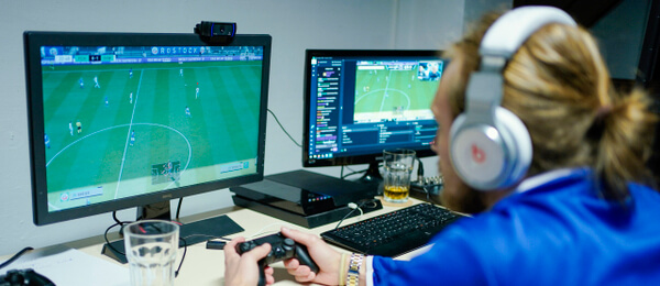 E-sporty, fotbalisté hrají hru FIFA 20 - Zdroj ČTK, DPA, Uwe Anspach