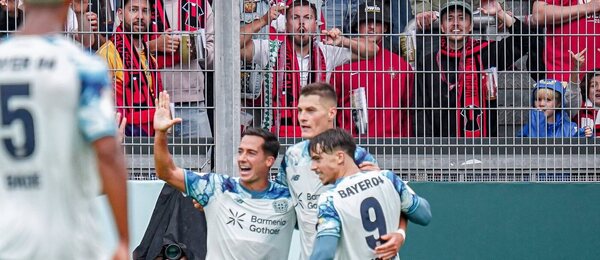 Patrik Schick slaví se spoluhráči gól
