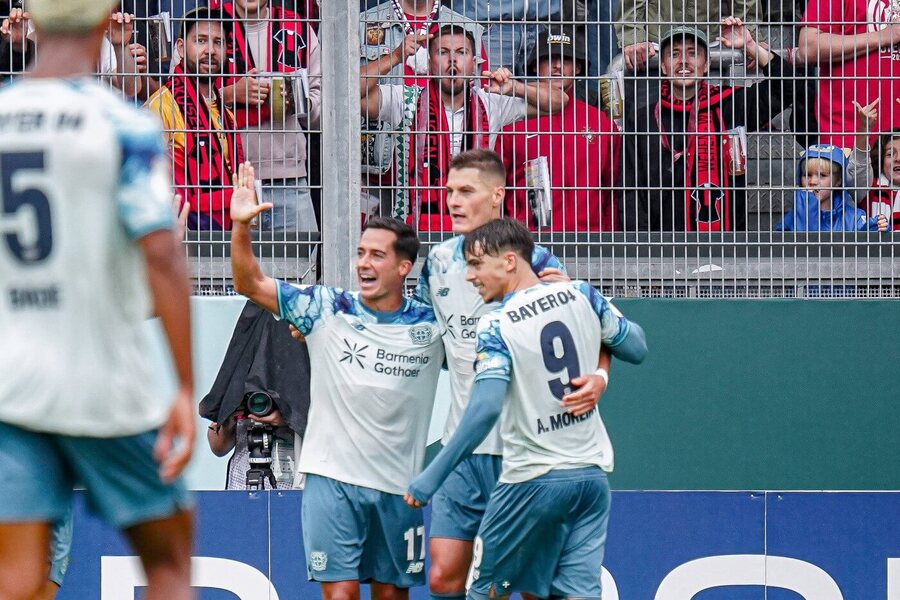 Patrik Schick slaví se spoluhráči gól