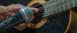 Zpěv - mikrofon, kytara (ilustrační foto)