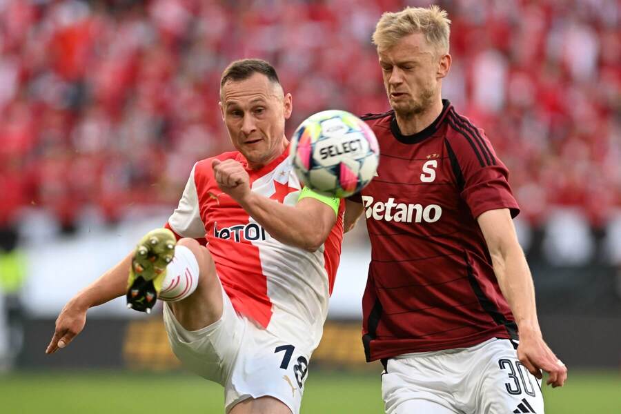 Jan Bořil ze Slavie a Jaroslav Zelený ve službách Sparty bojují o míč