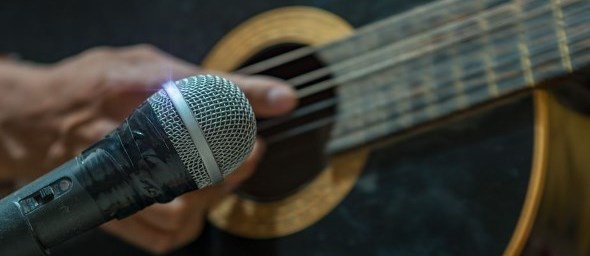 Zpěv - mikrofon, kytara (ilustrační foto)