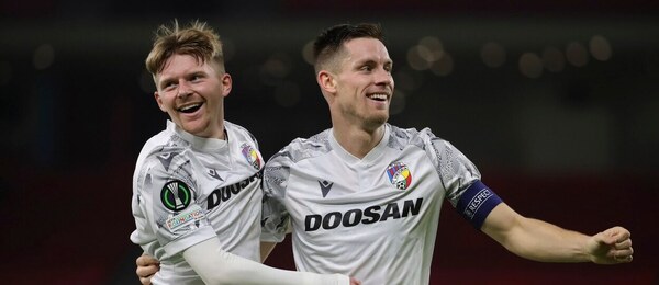 Pavel Šulc a Lukáš Kalvach se radují z gólu do sítě Ballkani
