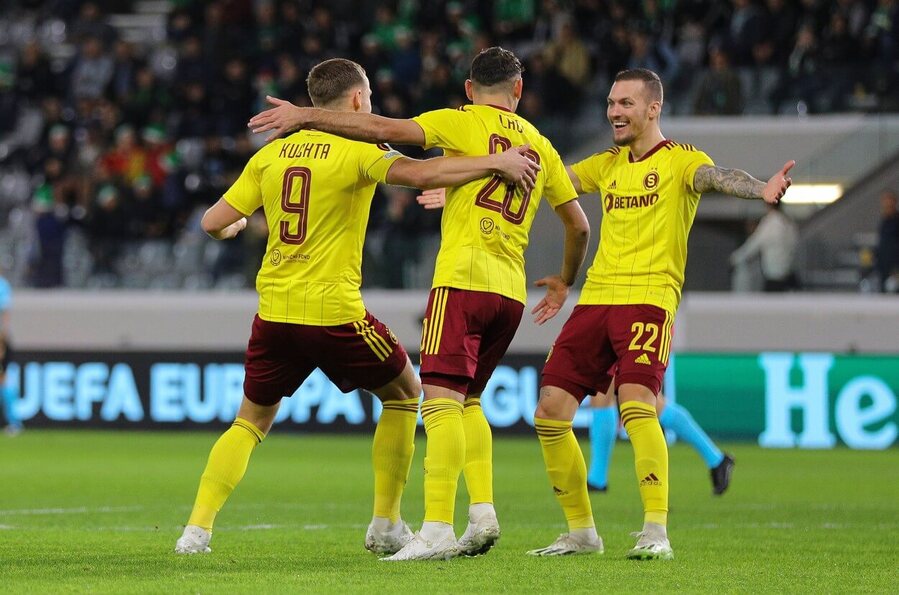 Jan Kuchta, Qazim Laci a Lukáš Haraslín slaví gól proti Arisu Limassol