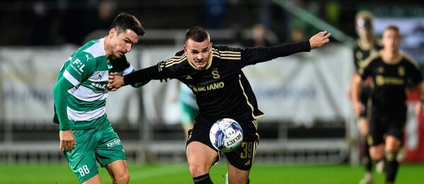 Robert Hrubý a Václav Sejk bojují o míč v osmifinále MOL Cupu