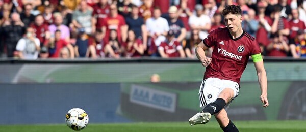 Ladislav Krejčí proměňuje penaltu proti Bohemians