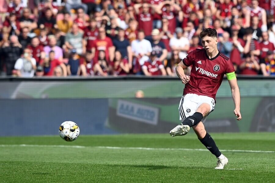 Ladislav Krejčí proměňuje penaltu proti Bohemians