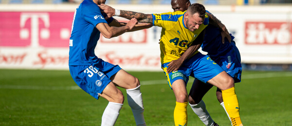 Fortuna Liga, FC Teplice, Řezníček si kryje míč, 1. fotbalová liga - ČTK, Petrášek Radek