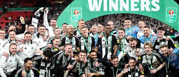 Fotbalisté Newcastlu oslavují zisk trofeje v EFL Cupu 2024–25