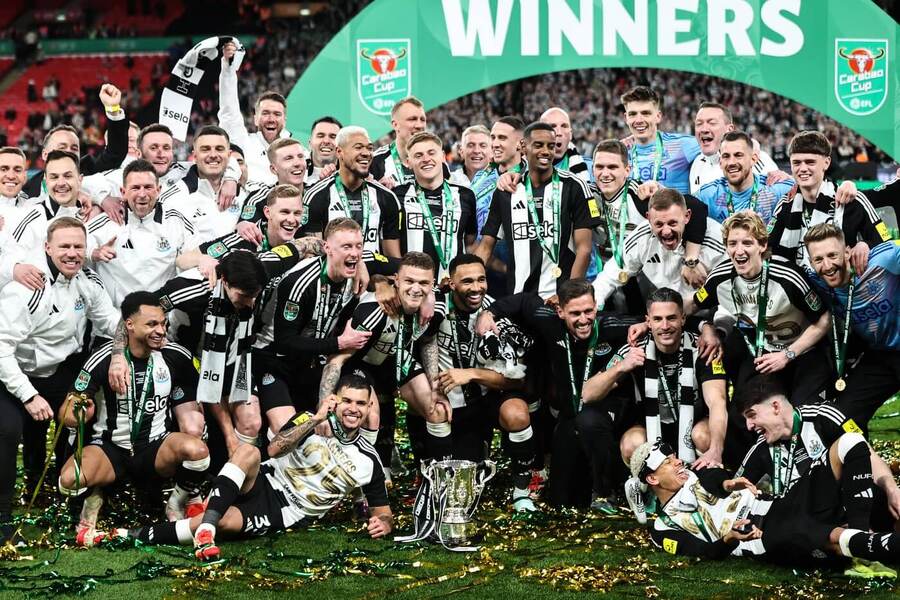 Fotbalisté Newcastlu oslavují zisk trofeje v EFL Cupu 2024–25