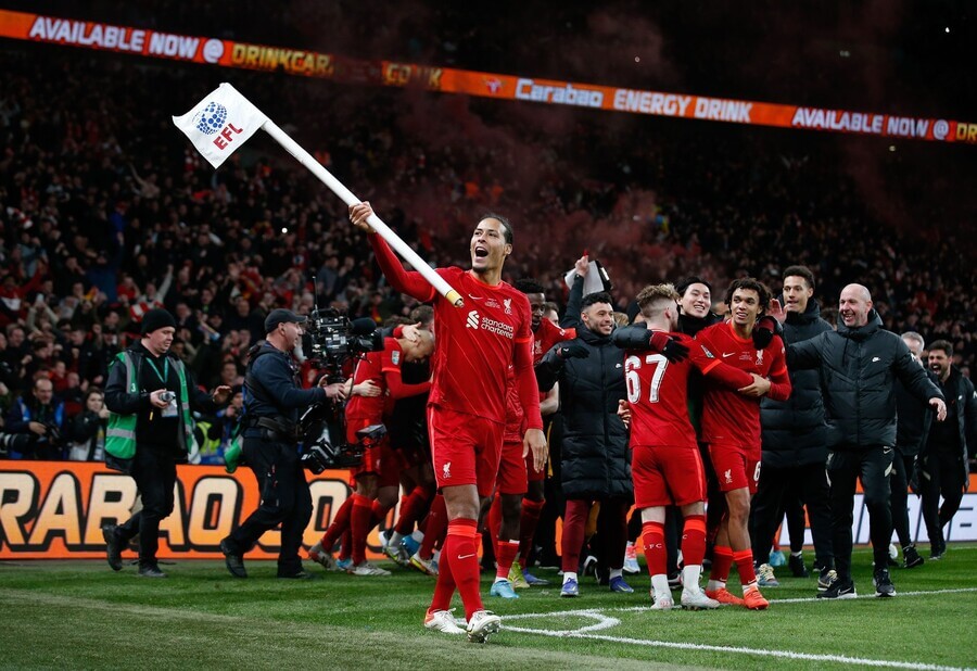 Virgil van Dijk slaví zisk Carabao Cupu v sezoně 2021-22