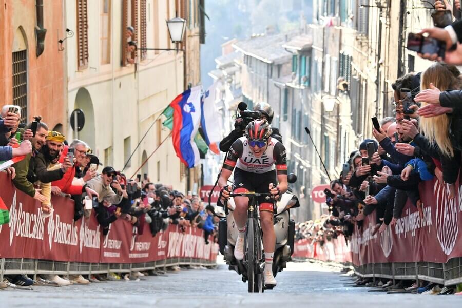 Cyklistika, UCI World Tour, Tadej Pogačar ze Slovinska při Strade Bianche v Itálii