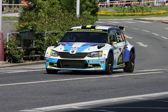 Rallye, bílo-modrá Škoda Fabia R5 - Zdroj Miroslav Milda, Shutterstock.com